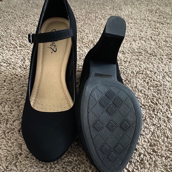 Woman’s heels, used two times. They are like new. - Picture 2 of 4